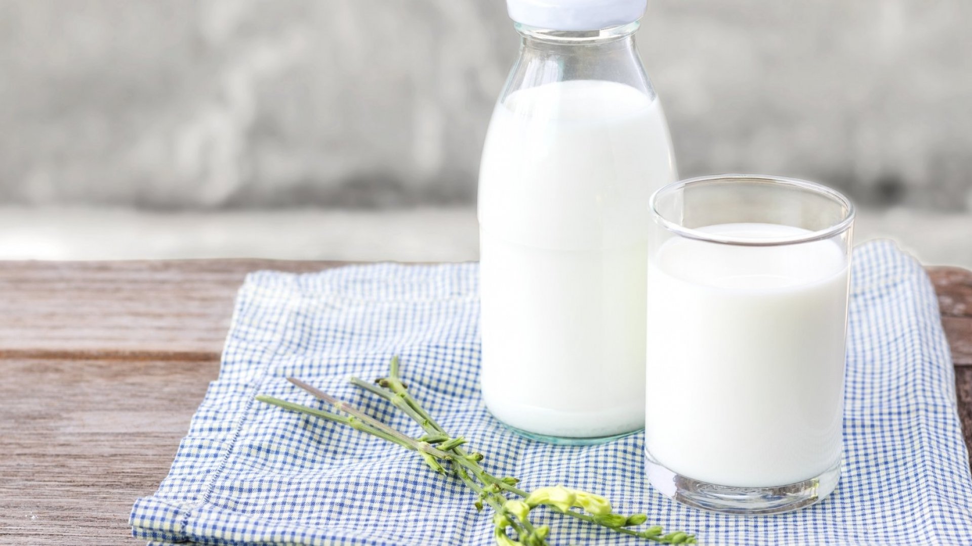 مالیدن شیر به ناف- فواید شیر برای سلامت بدن