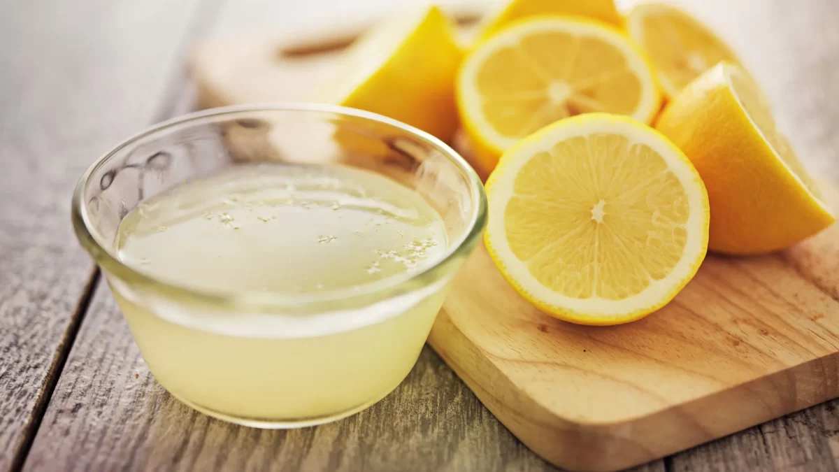 آب لیمو برای رفع چربی موی سر