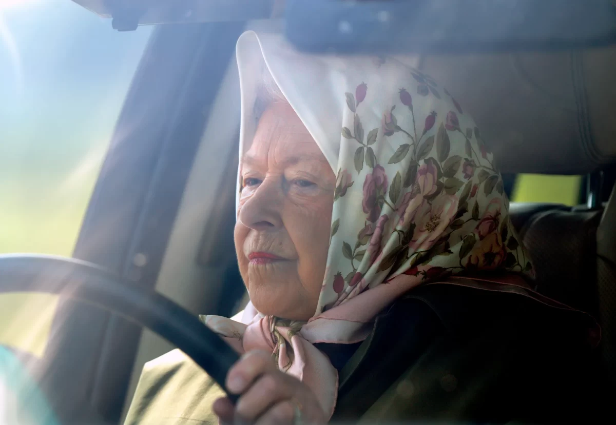 آزادی های ملکه الیزابت- ملکه الیزابت در حال رانندگی