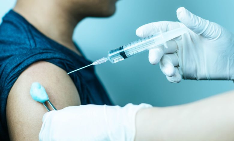 علت تزریق واکسن در بازو