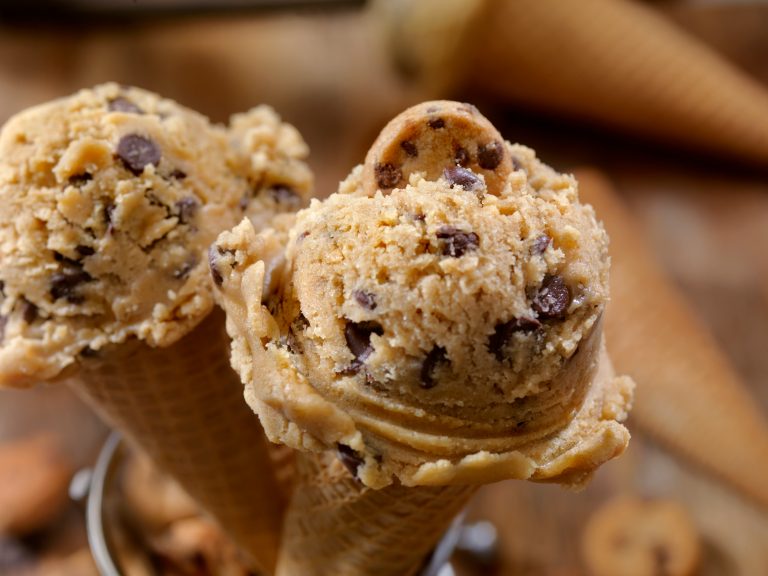 بستنی وانیلی با خمیر بیسکوئیت و چیپس شکلات