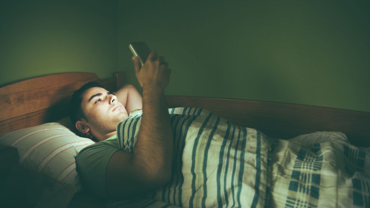 3 معایب خوابیدن با گوشی-تشعشعات خطرناک برای سلامتی