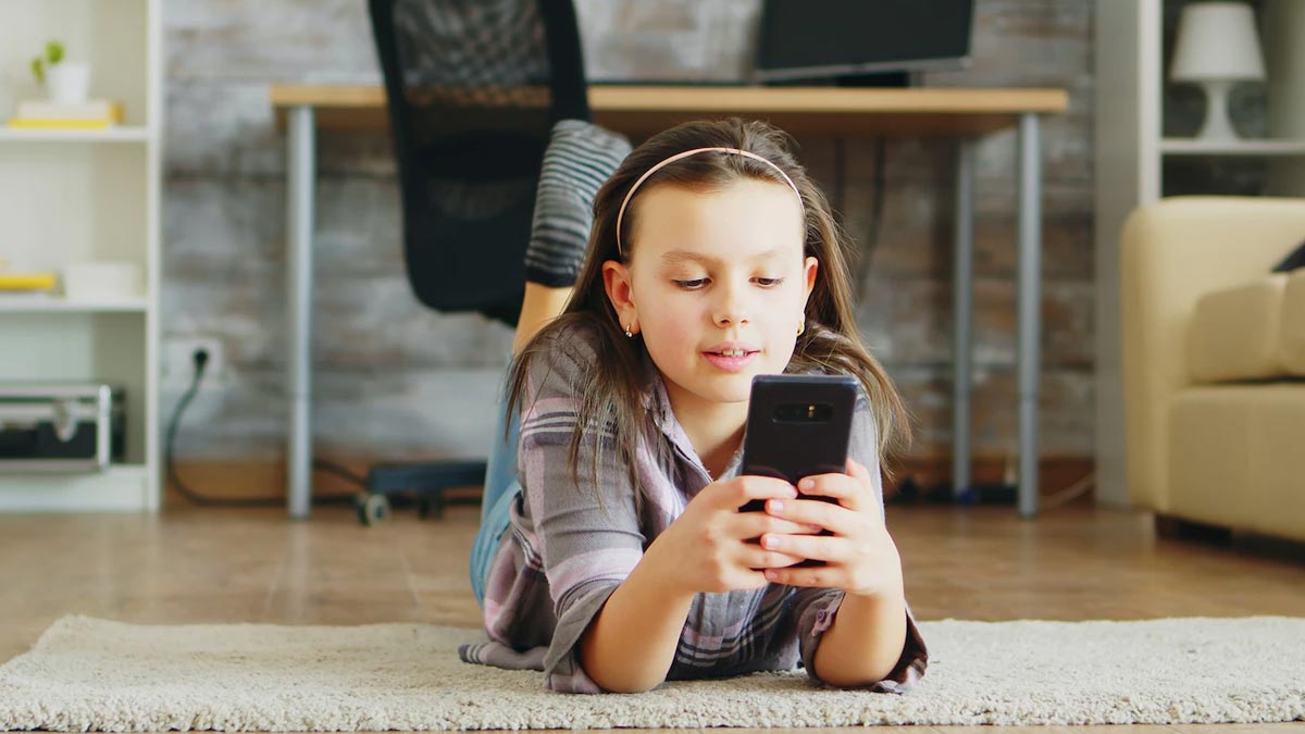 علت بیمار شدن بچه ها در مدرسه-افزایش زمان استفاده از گوشی های هوشمند