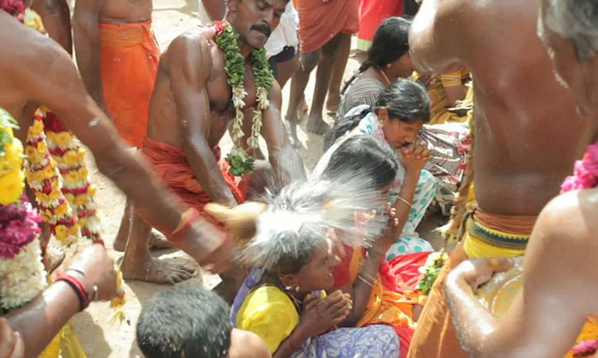 خفن ترین و عجیب ترین جشن ها2: شکستن نارگیل بر روی جمجمه مردم در هند