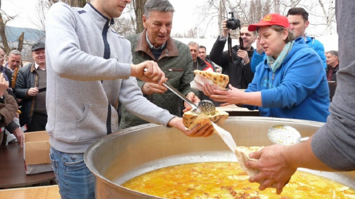 خفن ترین و عجیب ترین جشن ها3: جشنواره تخم مرغ همزده - بوسنی