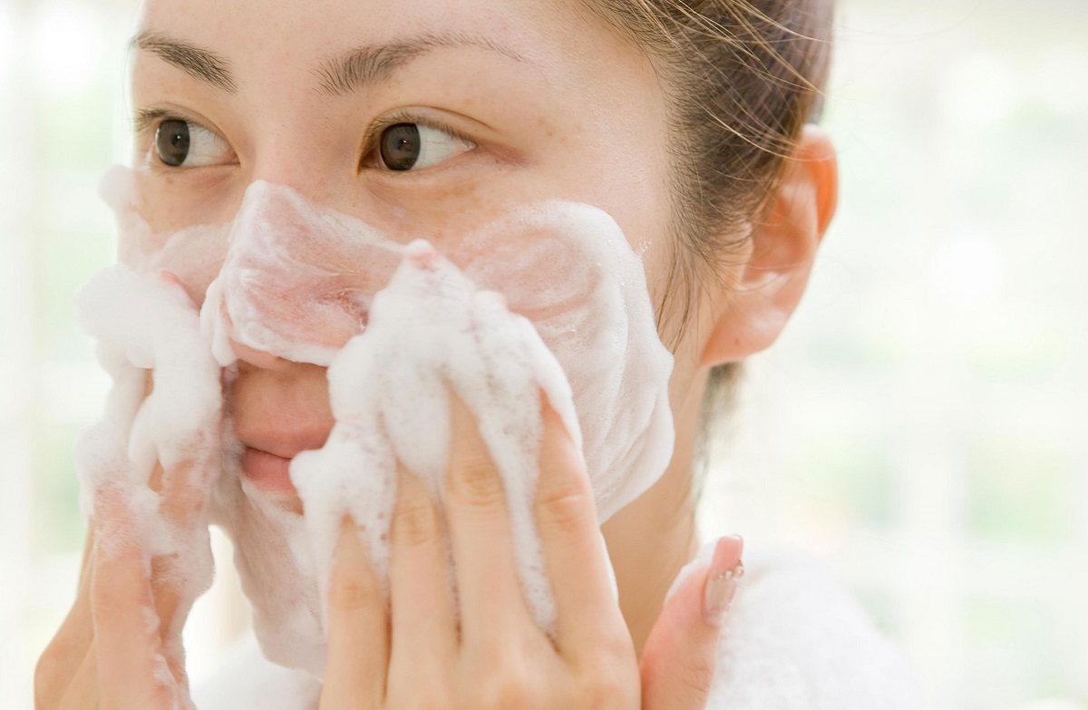 تشخیص نوع پوست3: شست‌وشوی آرام و منظم صورت