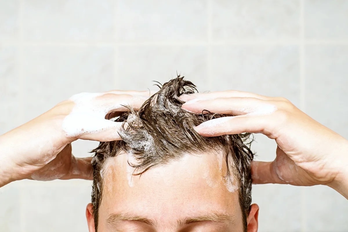 دلایل چرب شدن مو1:  شستن بیش از حد موها