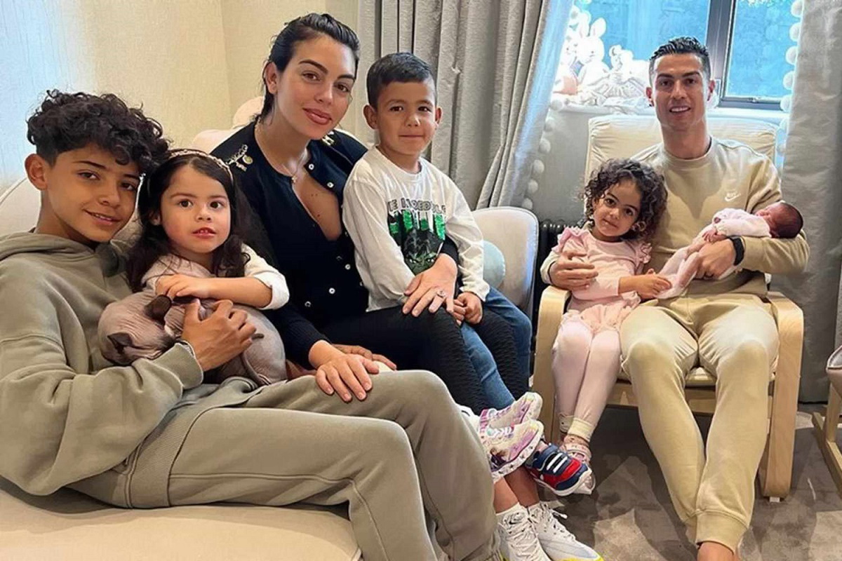 لاک زدن ناخن کریستیانو رونالدو5: کریستیانو رونالدو و همسرش و فرزندانش