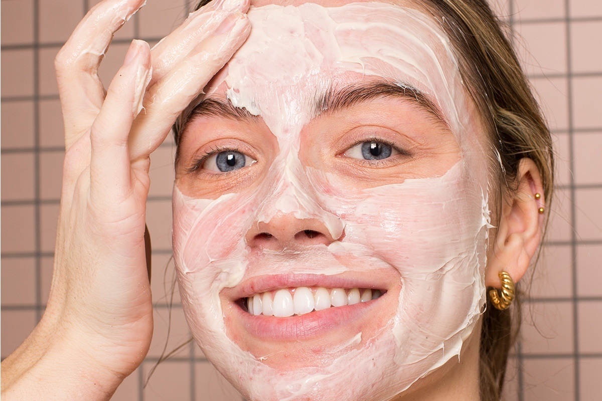 ماست و سفید کردن دندان2: ماسک صورت یکی از فواید ماست برای پوست و مو