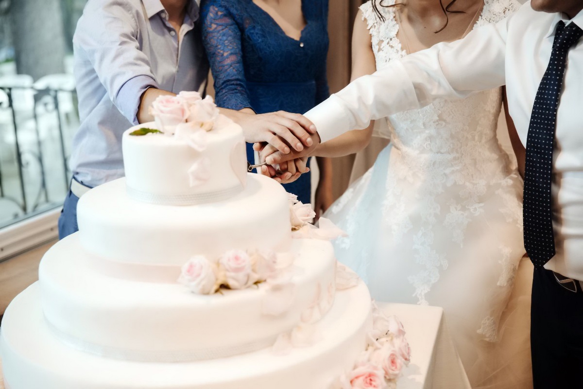شوخی با کیک عروسی-بریدن کیک