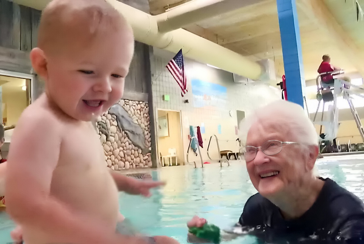 مربی 102 ساله شنا و آموزش کودکان