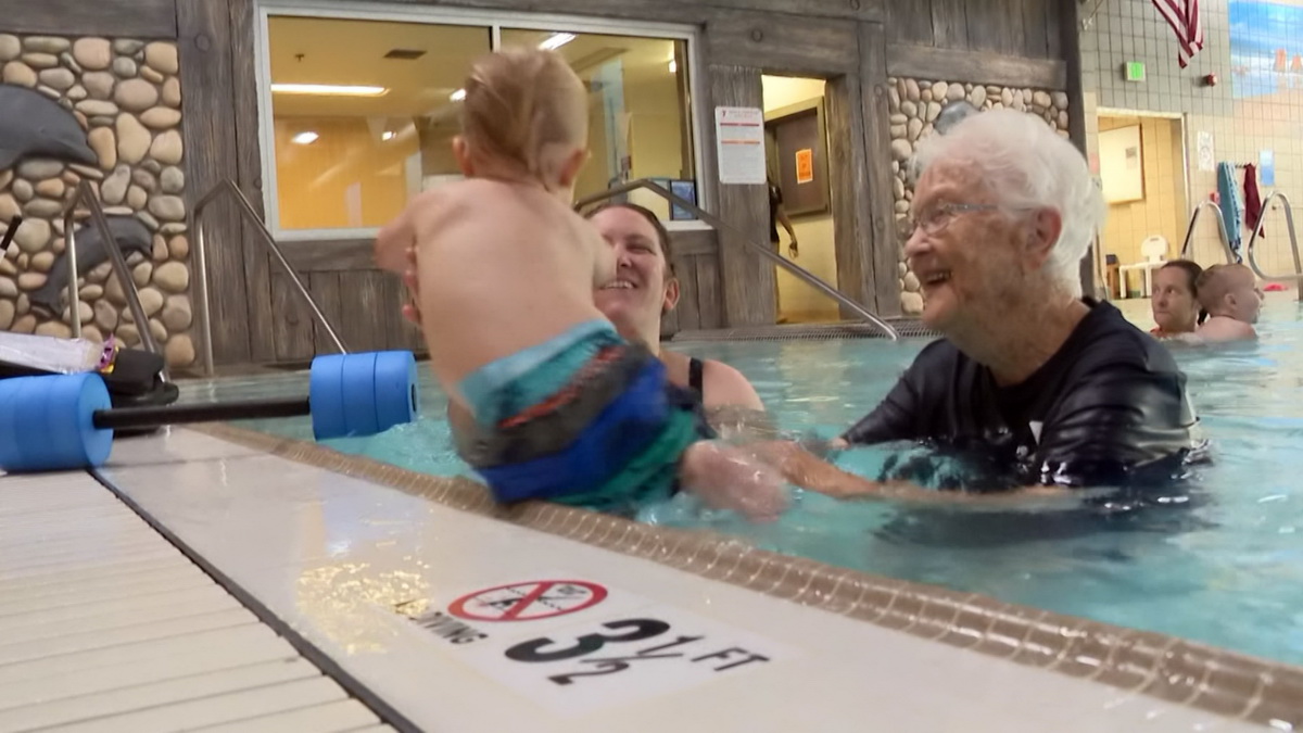 مربی 102 ساله شنا
