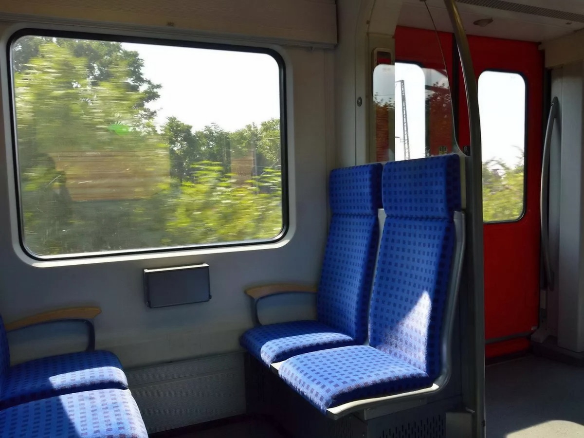 امتناع از دادن صندلی قطار اولویت دار به پیرزن