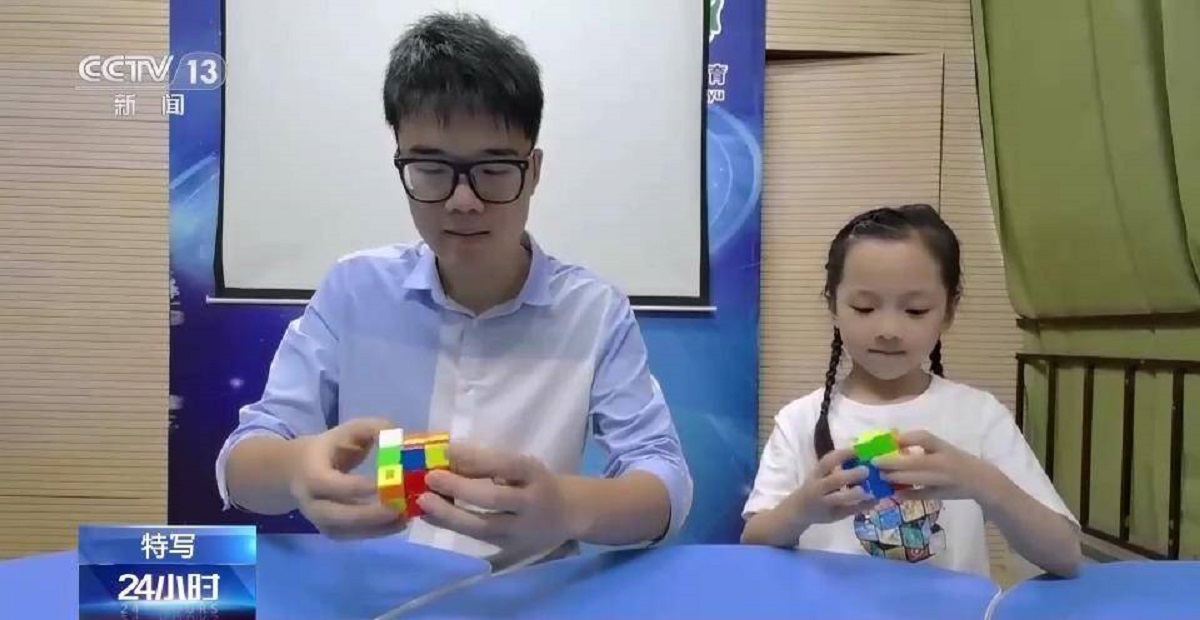 شکسته شدن رکورد مکعب روبیک توسط دختر چینی