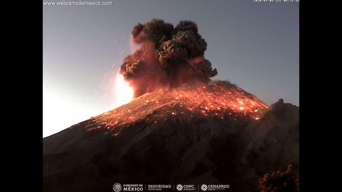لحظه ای از فوران آتشفشان پوپوکاتپتل در مکزیک