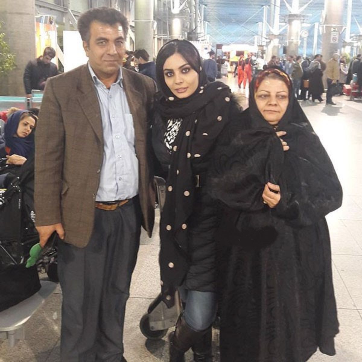 صحرا اسدالهی و پدر و مادرش