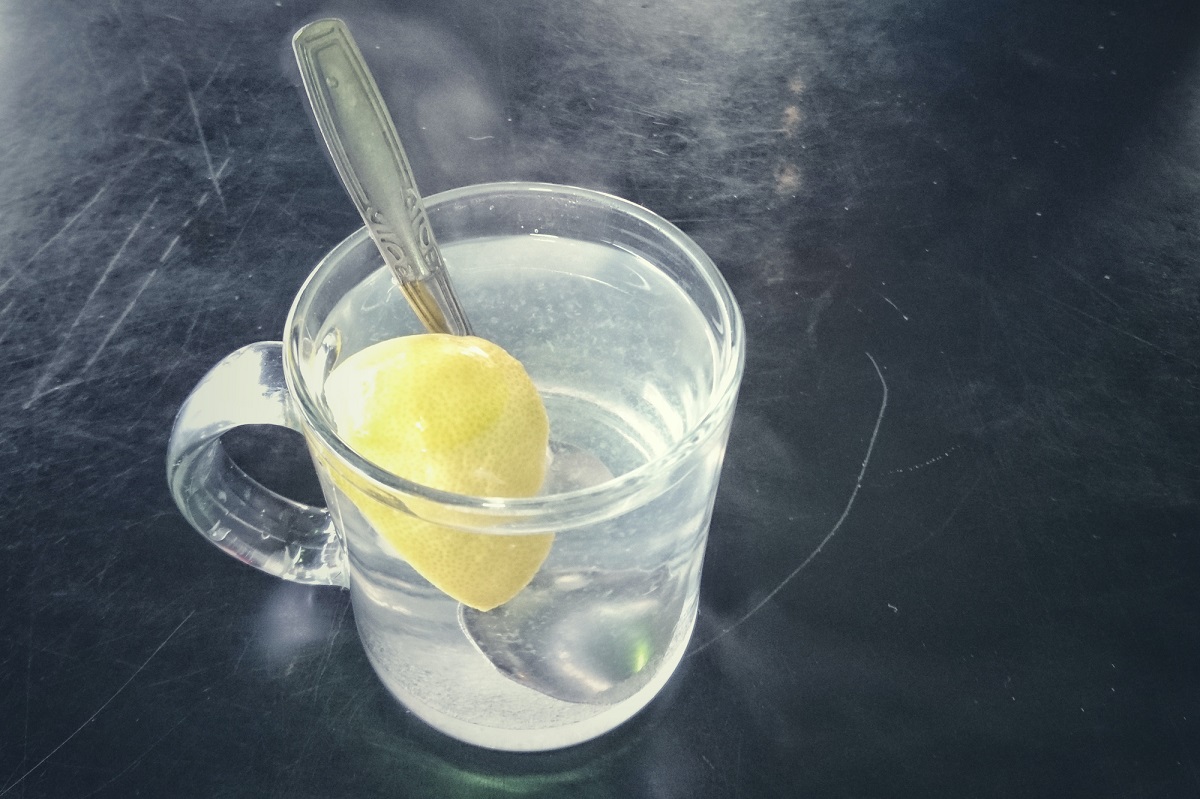آب گرم با لیمو
