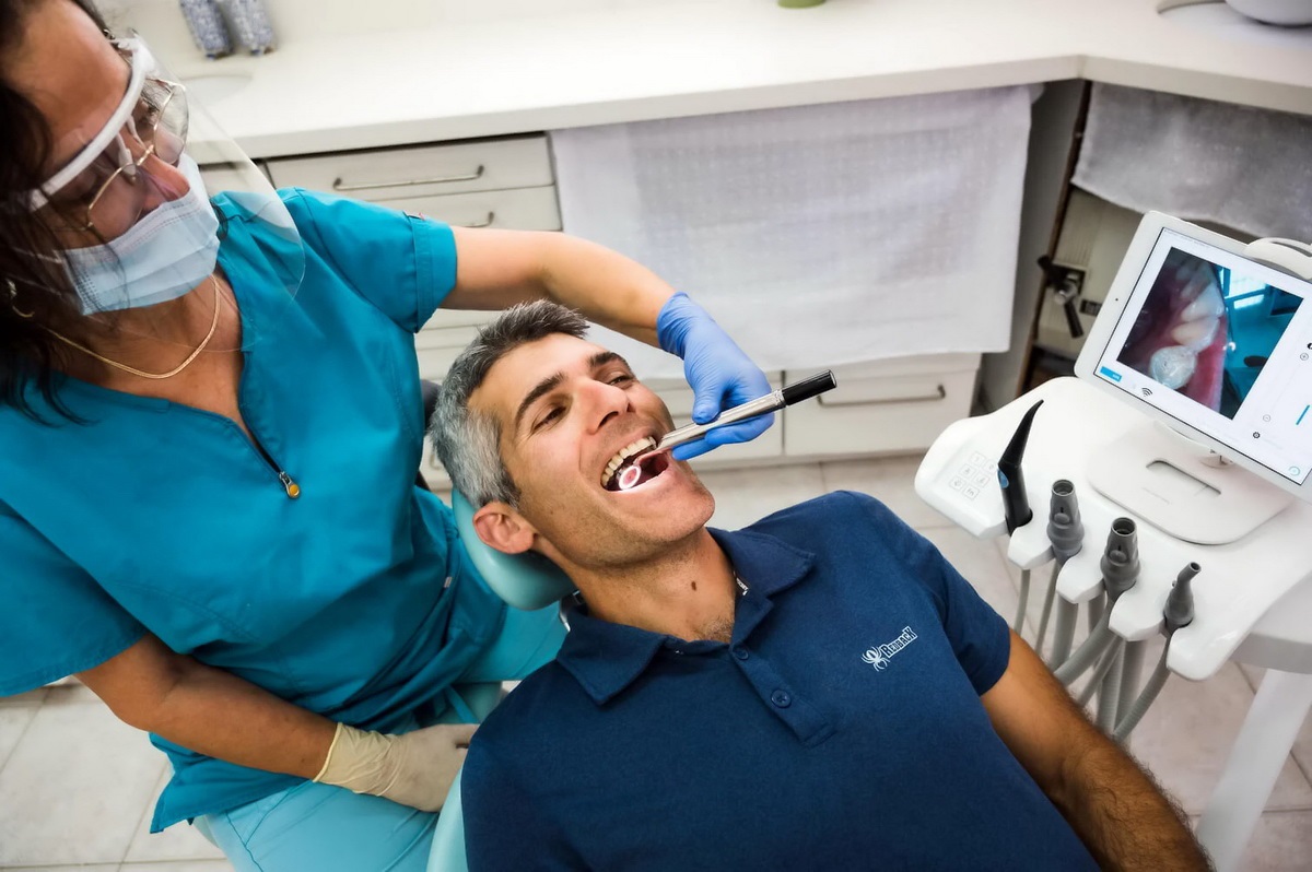 کشیدن دندان توسط نظافتچی کلینیک در ترکیه