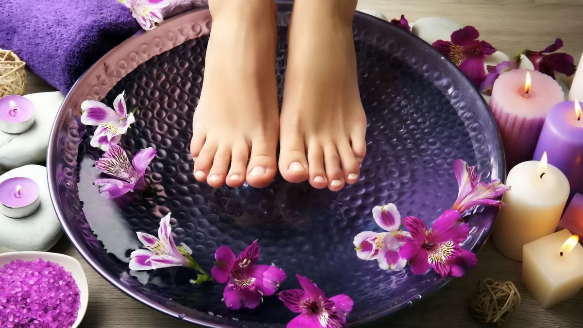 8 روش عالی و آسان برای کاهش فشار خون-شستن پاها در آب گرم