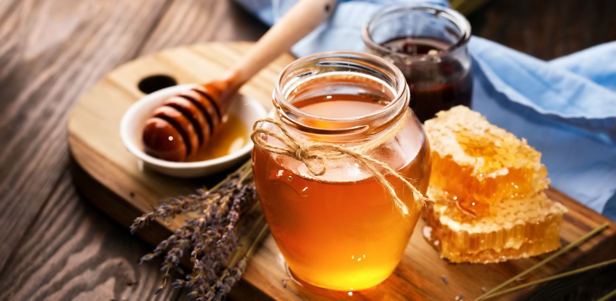 درمان آبریزش بینی با روش های طبیعی-خوردن عسل