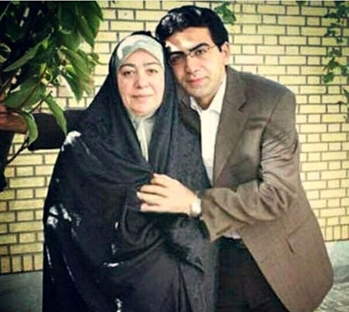عکس فرزاد حسنی کنار مادر 1