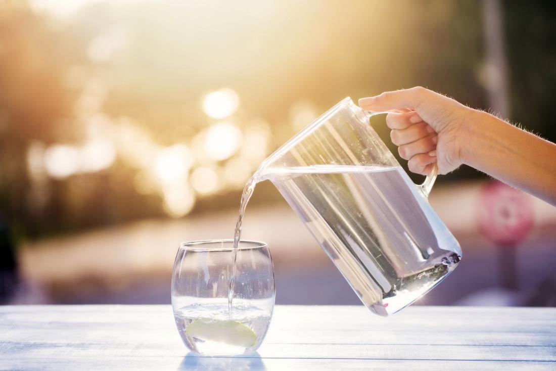 پایین آوردن تب کودک با روش های طبیعی-نوشیدن آب