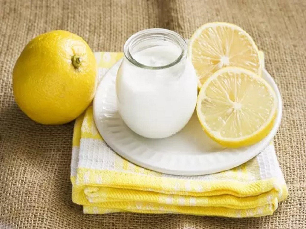 ماساژ لب با آب لیمو