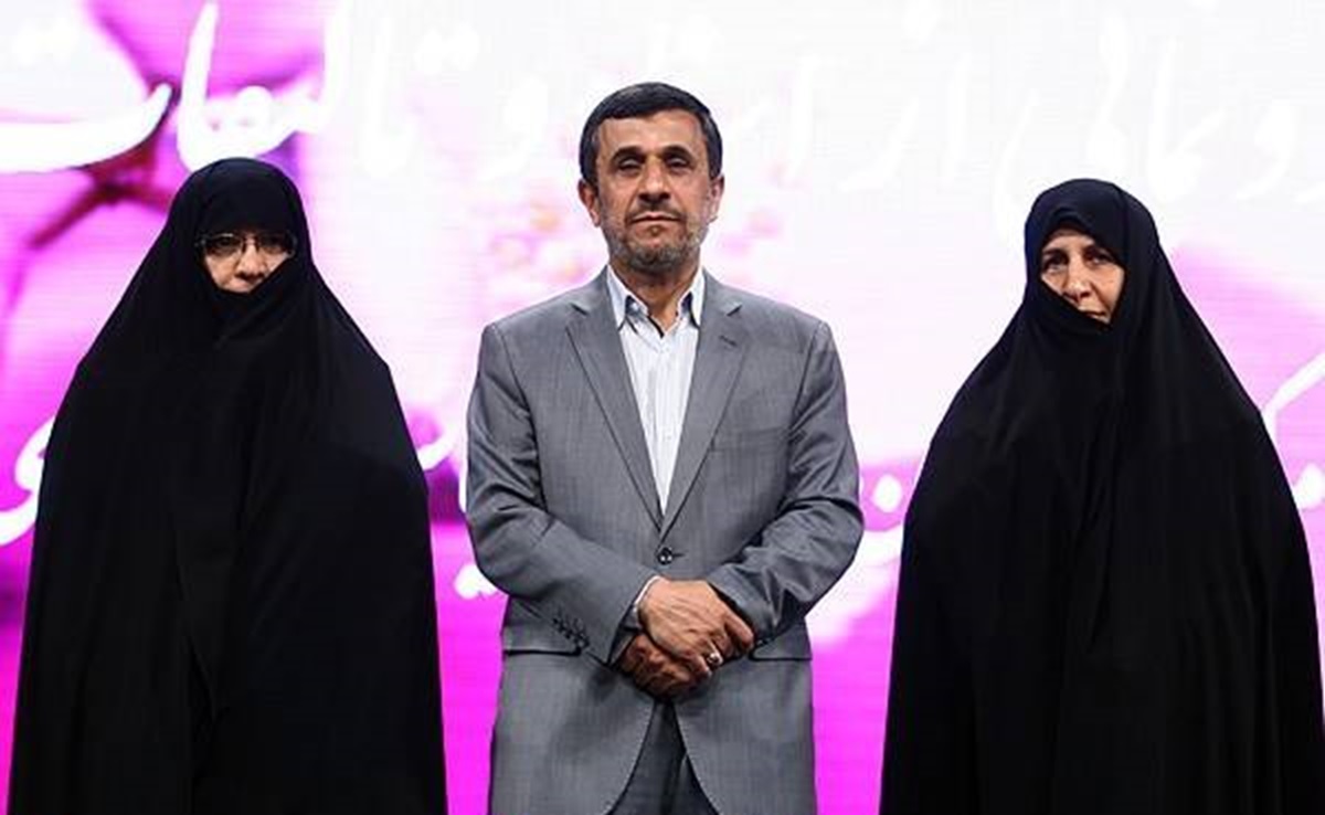 احمدی نژاد در کنار همسر1