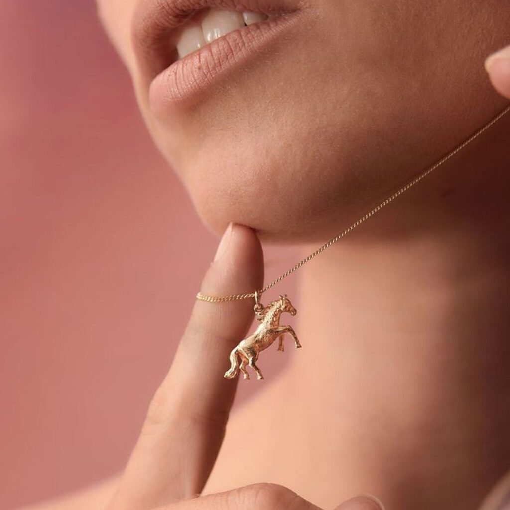 گردنبند زنانه طلا با طرح اسب جذاب