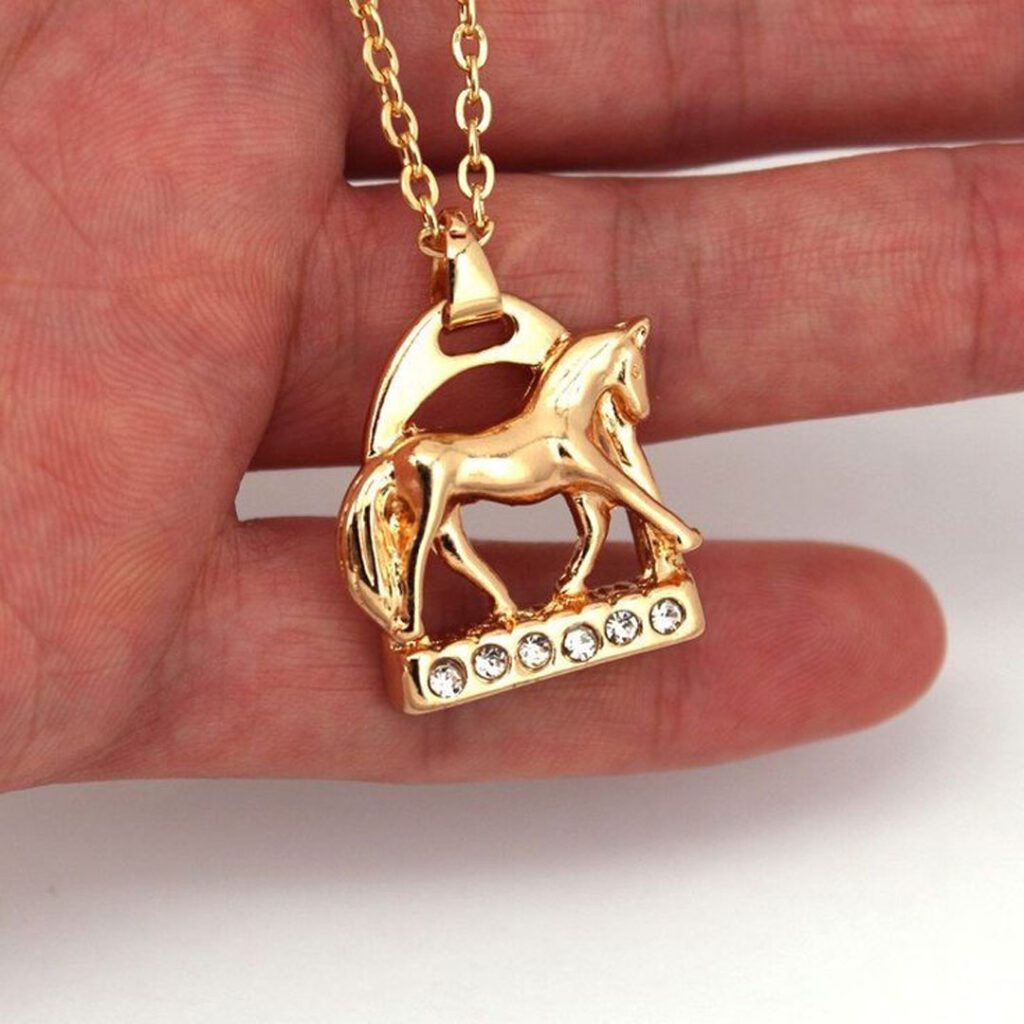 گردنبند زنانه طلا با طرح اسب جذاب