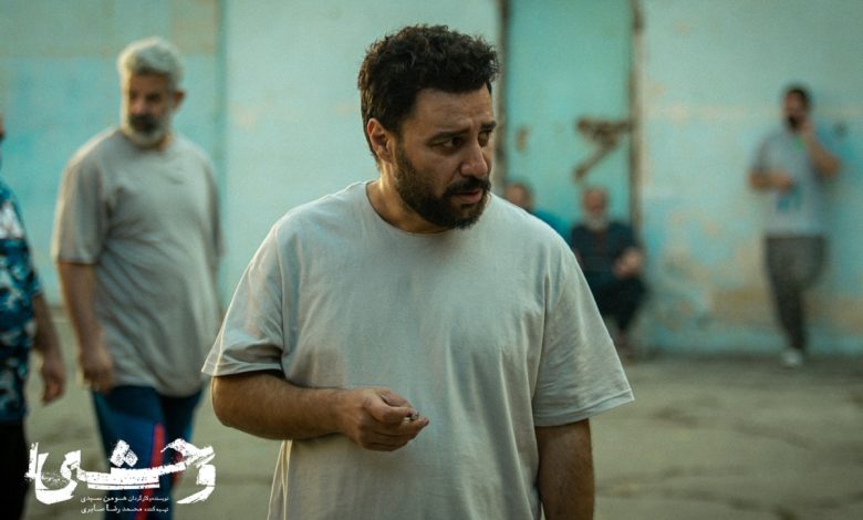اندام نیمه‌ برهنه جواد عزتی در سریال وحشی