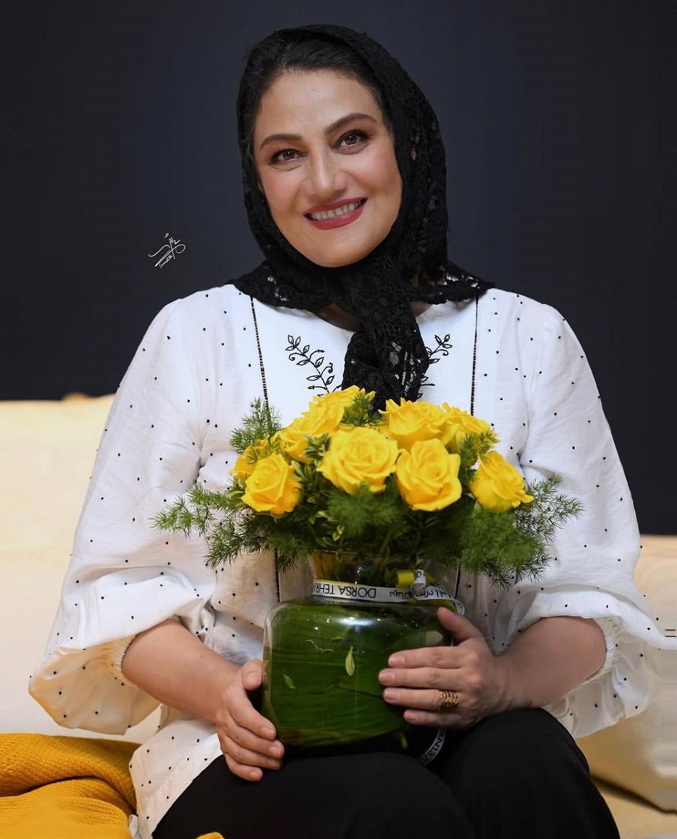 شبنم مقدمی با دسته ای از گل‌های رز 1