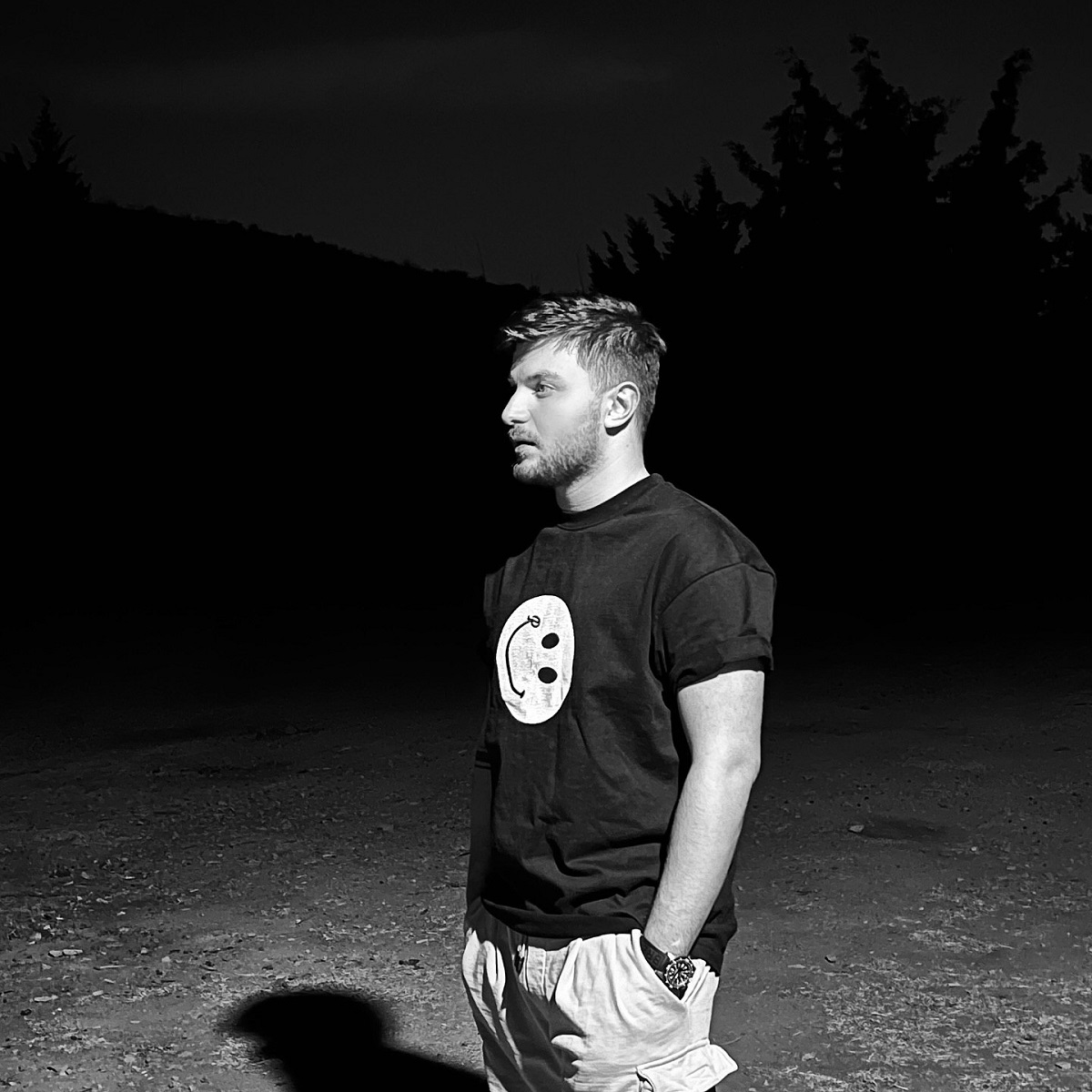 دارا حیایی در حالت نیم رخ 1