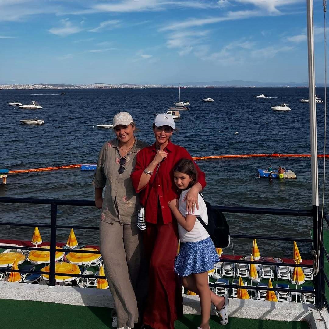 فریبا نادری و نرگس محمدی در خارج از کشور 1