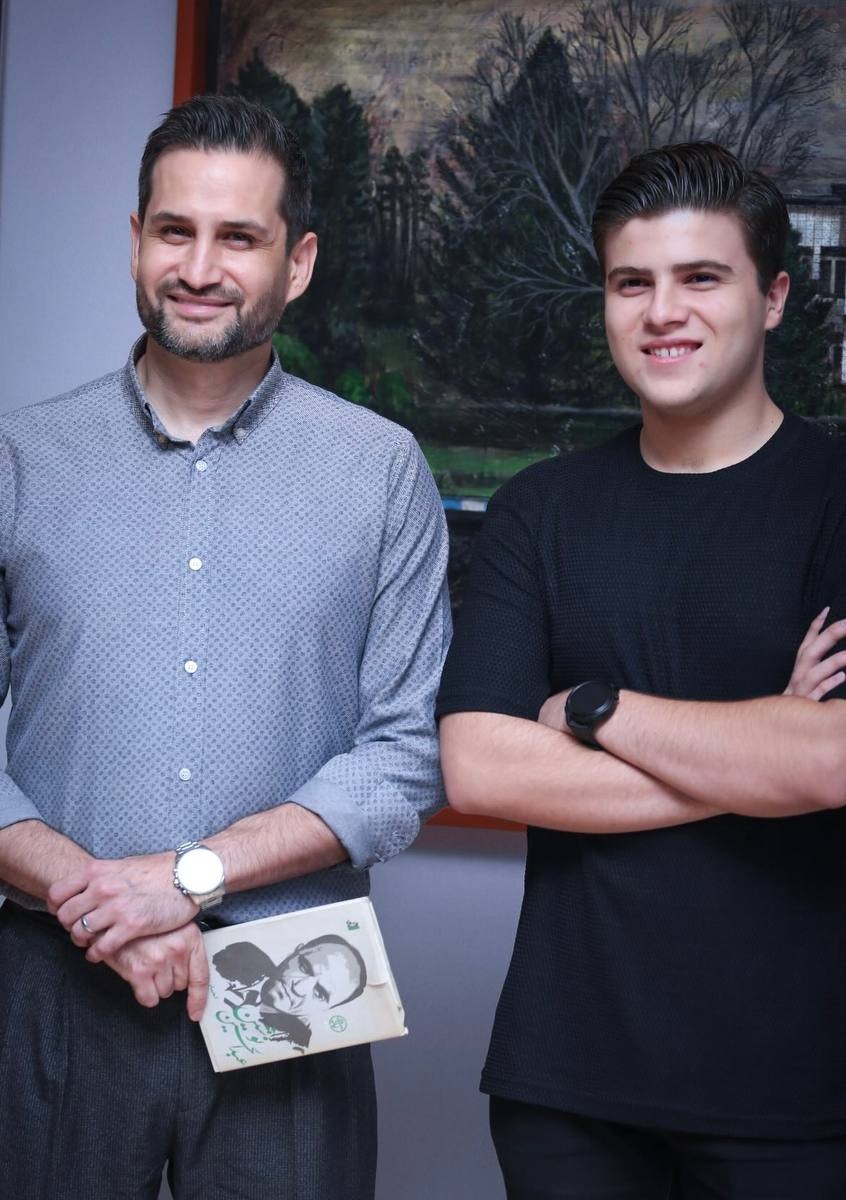 پویا امینی کنار پسر بزرگش 1