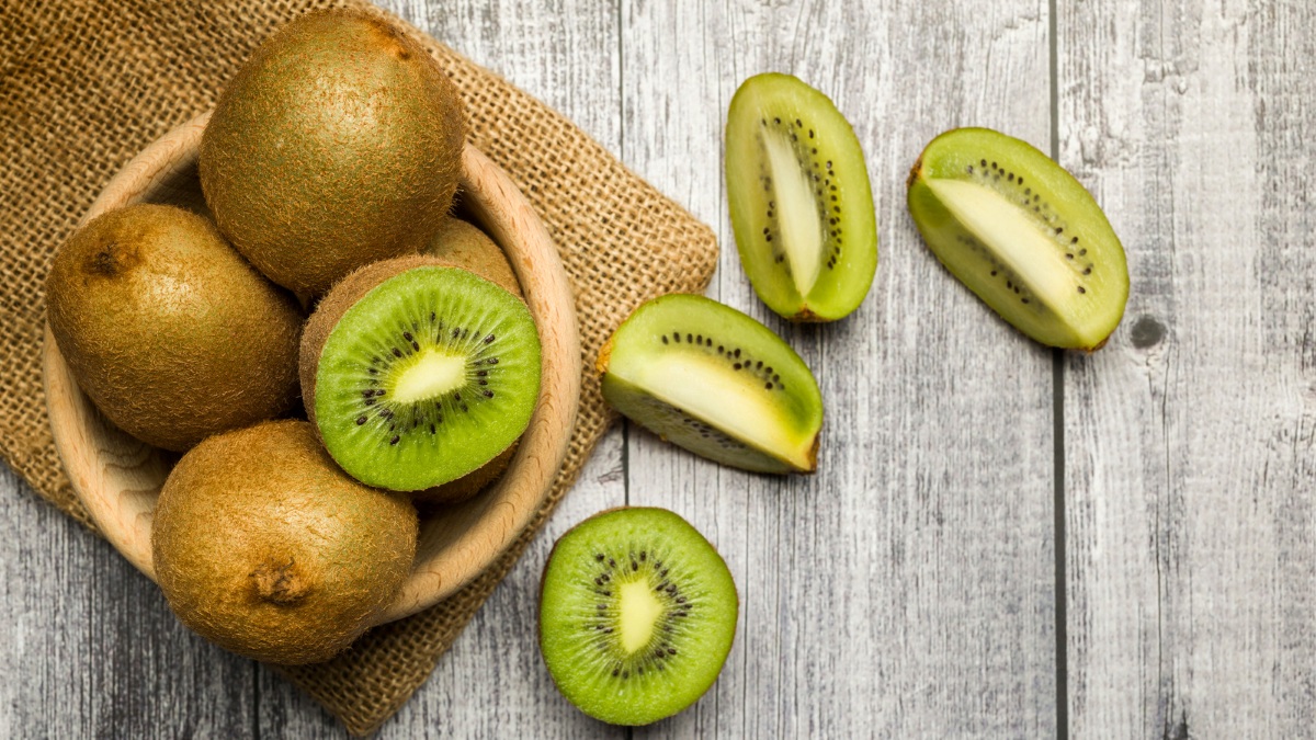 از بین بردن مواد سمی سیگار با کیوی-1