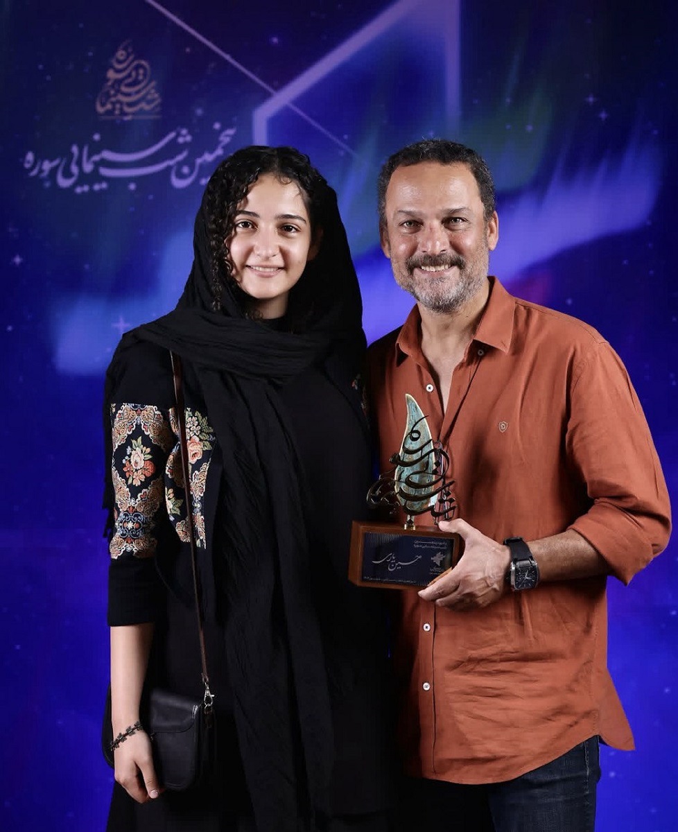 حسین یاری در کنار دخترش 1