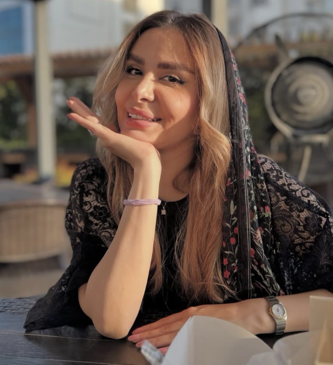 نجمه جودکی در یک کافه 2
