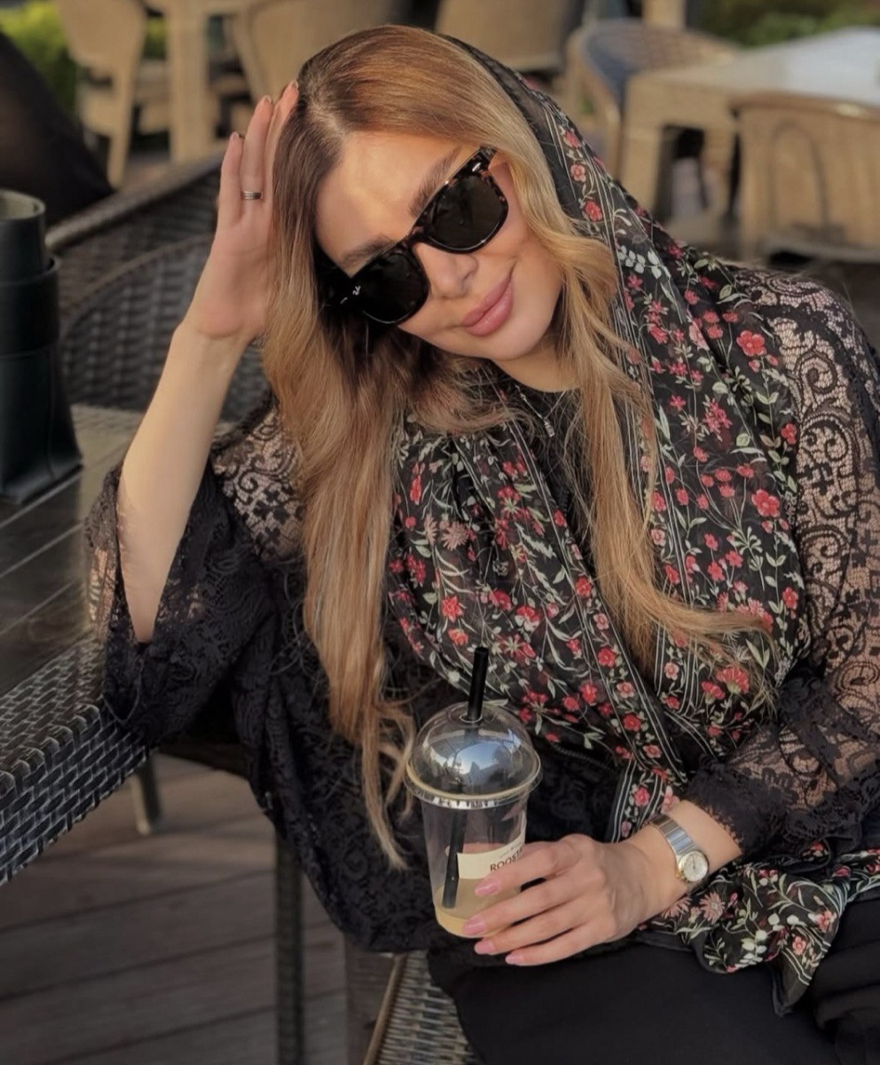نجمه جودکی در یک کافه 3