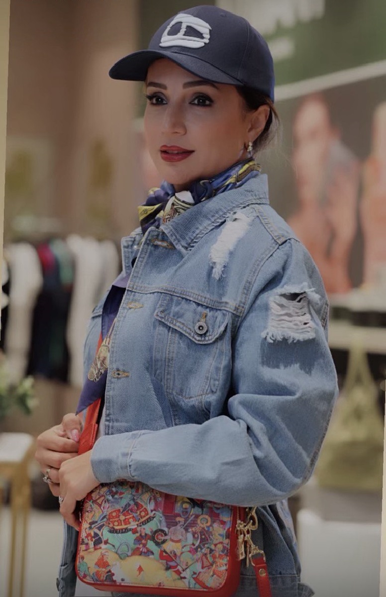 شبنم قلی‌خانی با کت جین و کلاه اسپرت 1