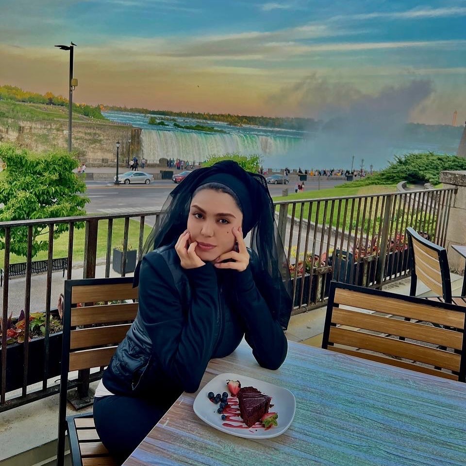 آزاده زارعی کنار آبشار نیاگارا 4