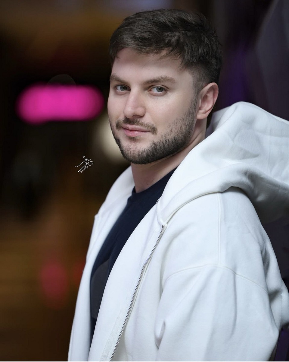 دارا حیایی در پشت صحنه نمایش شب امتحان 1