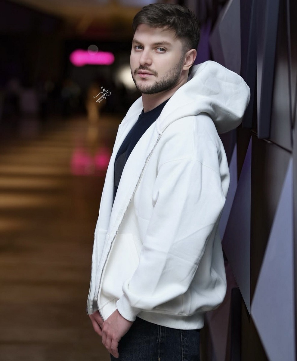 دارا حیایی در پشت صحنه نمایش شب امتحان 2