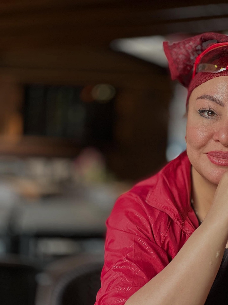 مهلقا باقری با لباس قرمز 1