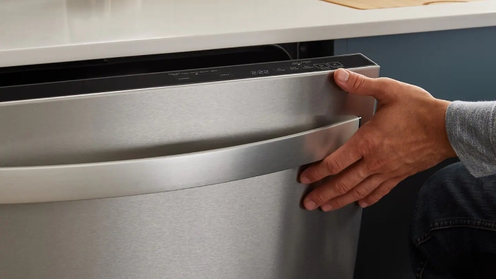 درب ماشین ظرفشویی، به درستی بسته نمی‌شود یا قفل آن خراب است؛ علت‌های وارد نشدن آب به ماشین ظرفشویی