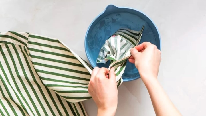 مرحله سوم پاک کردن لکه لبو از لباس؛ شستن با آب سرد