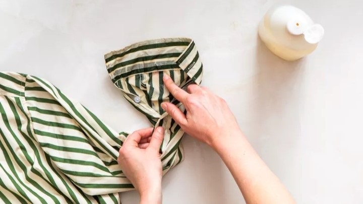 مرحله چهارم پاک کردن لکه لبو از لباس؛ پیش‌درمان لکه