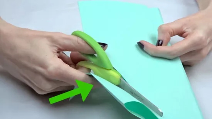 ذرات فلزی روی تیغه‌های قیچی را تمیز کنید؛ چطور قیچی را تیز کنیم؟ 