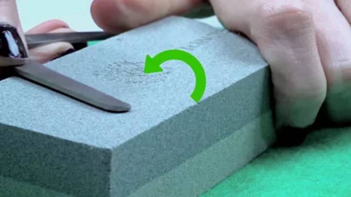 لبه بُرنده تیغه را تیز کنید؛ چطور قیچی را تیز کنیم؟