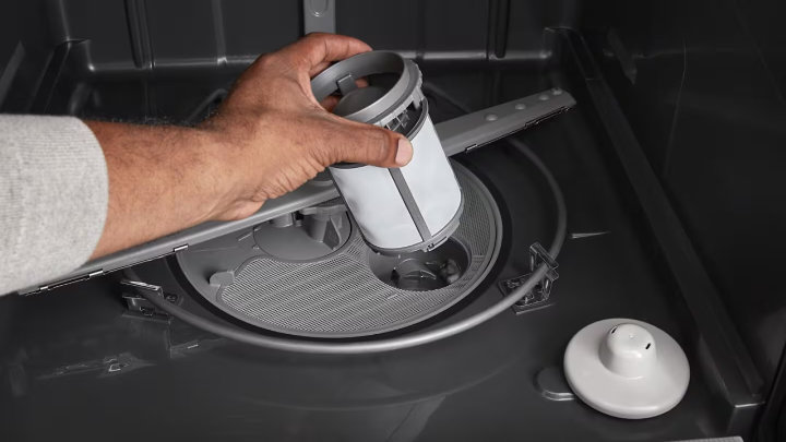 انسداد بخش ورودی آب؛ علت‌های وارد نشدن آب به ماشین ظرفشویی